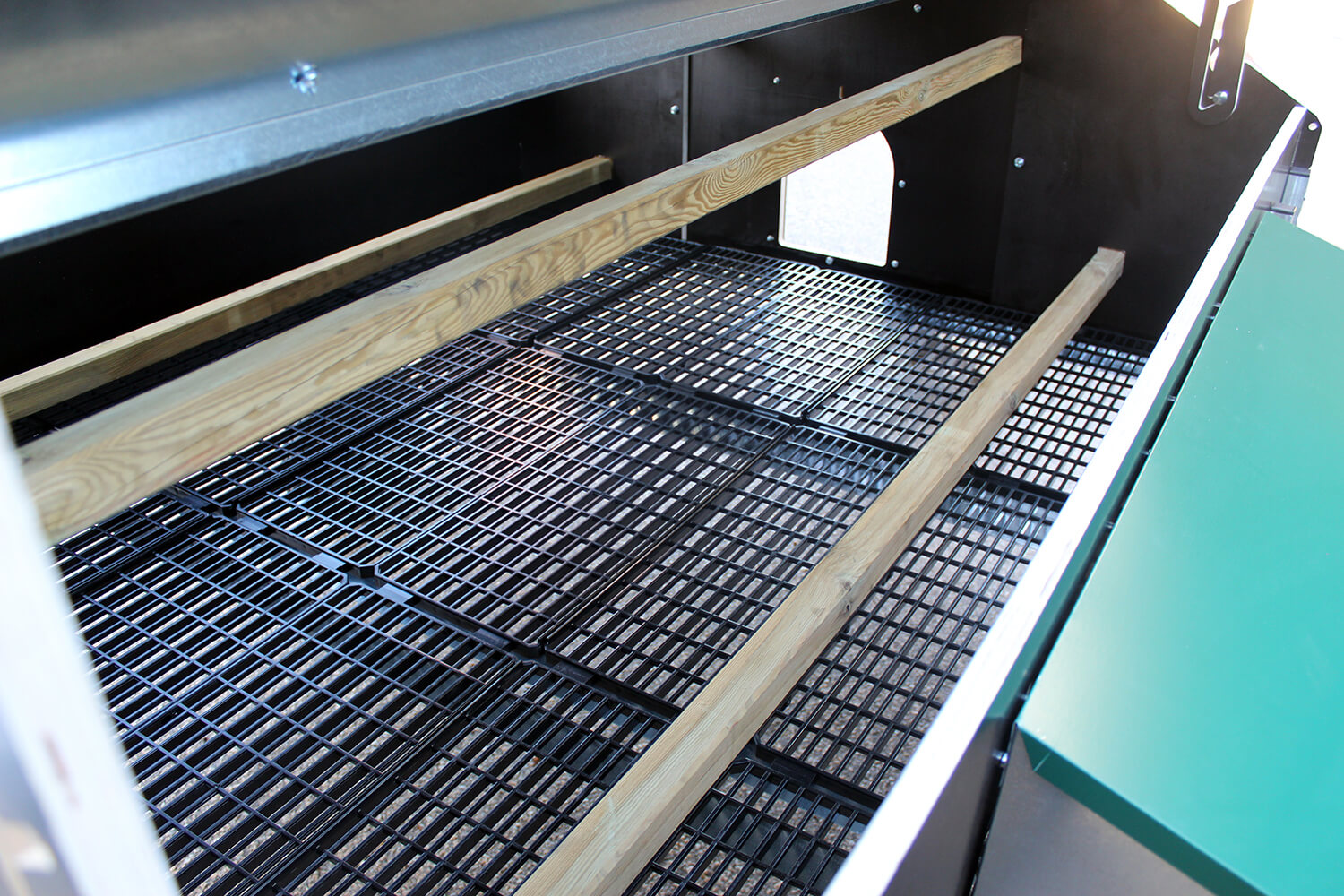 Mobilstall für 15-30 Hühner, 150x180cm, inkl. 4er-Legenest, Tränke (55l), Kotgitter und Sitzstangen